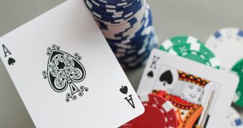 德州扑克小游戏实时对局界面，绿色牌桌上显示玩家筹码与底池数据，界面简洁直观